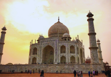 “ते उत्तरासाठी नाही घेऊ शकत नाहीत,” परदेशी पर्यटक आपला आग्रा अनुभव शेअर करतो आणि तो प्रत्येकासाठी धडा का आहे