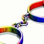 दागिने चोरल्याच्या आरोपाखाली अटक केलेल्या पोलिसासारखा माणूस