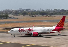 स्पाईसजेटचे 150 हून अधिक प्रवासी विमानात 2 तास घालवतात, 4 तास उशिराने उतरतात
