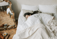 झोपेतून उठल्यानंतर लगेचच बिछाना का बनवणे ही चूक असू शकते