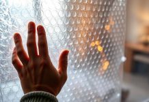 काचेच्या पलीकडे: तुमचे घर उष्णता का गमावत आहे आणि साधे बबल रॅप निराकरण