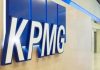 कर्मचाऱ्यांना लवकर सेवानिवृत्त करण्याच्या अनेक वर्षांच्या अयशस्वी प्रयत्नांनंतर, KPMG ने अमेरिकेतील त्यांच्या ऑडिट भागीदारांपैकी 10% कपात करण्याची घोषणा केली.