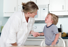 तुमचे लहान मूल तुम्हाला आणि इतरांना सतत मारत आहे का? सामान्य ट्रिगर आणि हे वर्तन कसे नियंत्रित करावे