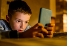 मुलांच्या विकासावर स्क्रीन टाइमचे 4 हानिकारक प्रभाव