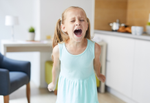 4 गोष्टी मुले करतात ज्या ‘वाईट वर्तन’ सारख्या दिसतात परंतु प्रत्यक्षात संवाद आहे