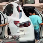 ओरखडे टाळण्यासाठी लहान मूल कारचे दार काळजीपूर्वक उघडते, एक साधा क्षण जो शक्तिशाली पालकत्व प्रकट करतो