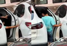 ओरखडे टाळण्यासाठी लहान मूल कारचे दार काळजीपूर्वक उघडते, एक साधा क्षण जो शक्तिशाली पालकत्व प्रकट करतो