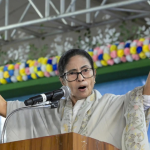 पश्चिम बंगाल: ममता बॅनर्जी यांनी राजीनामा देण्यास नकार दिला असतानाही राज्यपालांनी विधानसभा बरखास्त केली