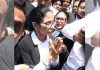 व्हिडिओ: ममता बॅनर्जी वकिलाच्या गाऊनमध्ये मतदानानंतरच्या हिंसाचार प्रकरणाच्या सुनावणीदरम्यान कलकत्ता उच्च न्यायालयात घोषणा देत आहेत | भारत बातम्या