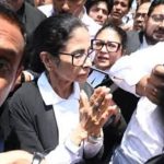 व्हिडिओ: ममता बॅनर्जी वकिलाच्या गाऊनमध्ये मतदानानंतरच्या हिंसाचार प्रकरणाच्या सुनावणीदरम्यान कलकत्ता उच्च न्यायालयात घोषणा देत आहेत | भारत बातम्या