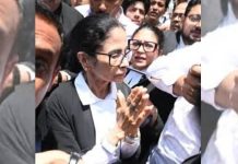 व्हिडिओ: ममता बॅनर्जी वकिलाच्या गाऊनमध्ये मतदानानंतरच्या हिंसाचार प्रकरणाच्या सुनावणीदरम्यान कलकत्ता उच्च न्यायालयात घोषणा देत आहेत | भारत बातम्या