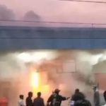 हैदराबादच्या नामपल्ली स्टेशनवर ट्रेनच्या रिकाम्या डब्यात आग लागली – पहा