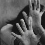युपीतील महिलेचा सासरच्यांवर बंदुकीच्या जोरावर बलात्काराचा आरोप, पतीने फोनवर दिला तिहेरी तलाक