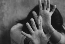 युपीतील महिलेचा सासरच्यांवर बंदुकीच्या जोरावर बलात्काराचा आरोप, पतीने फोनवर दिला तिहेरी तलाक