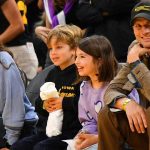 Mila Kunis आणि Ashton Kutcher हा स्क्रीन-टाइम नियम घरी पाळला