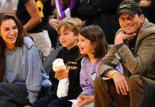 Mila Kunis आणि Ashton Kutcher हा स्क्रीन-टाइम नियम घरी पाळला