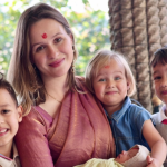 युरोपियन आईने भारतीय मातांकडून घेतलेल्या पालकत्वाच्या टिप्स शेअर केल्या ज्यामुळे तिची मुलांचे संगोपन करण्याची पद्धत बदलली