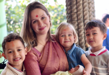 युरोपियन आईने भारतीय मातांकडून घेतलेल्या पालकत्वाच्या टिप्स शेअर केल्या ज्यामुळे तिची मुलांचे संगोपन करण्याची पद्धत बदलली